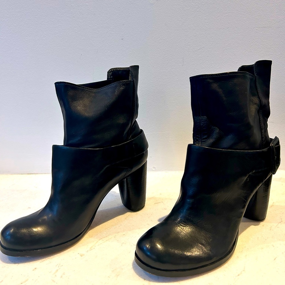 New in box black leather ankle boots by modern vintage. Soft leather. 7.5